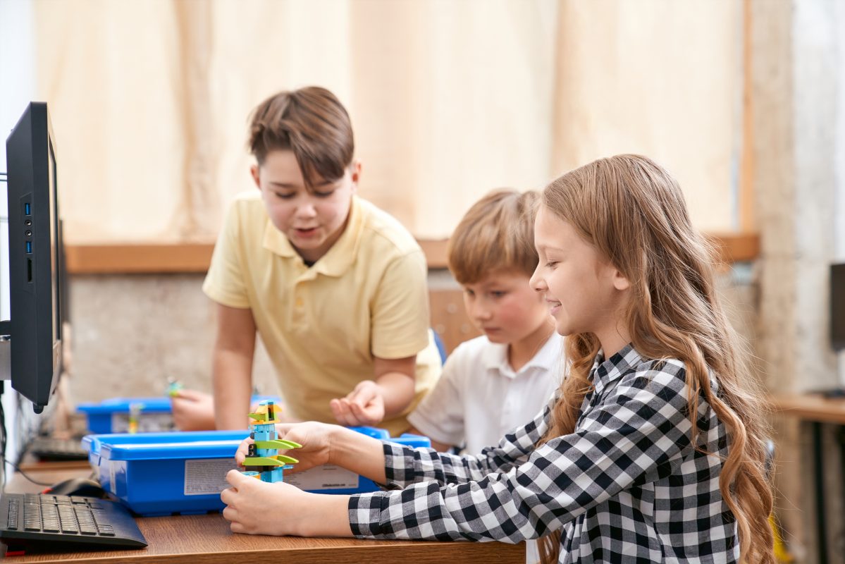 Kinderen werken samen aan een digitaal project en ontdekken hoe ze met no-code en block coding kunnen programmeren.