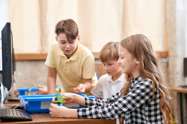 Kinderen werken samen aan een digitaal project en ontdekken hoe ze met no-code en block coding kunnen programmeren.