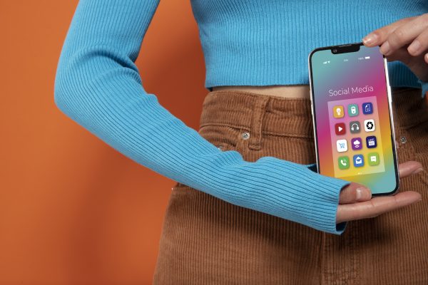 Jongere toont smartphone met verschillende apps die persoonlijke gegevens kunnen verzamelen.