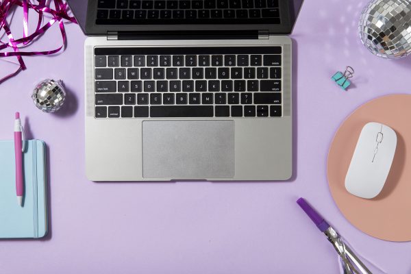 Laptop op een kleurrijk bureau als illustratie bij AI-agents voor jongeren
